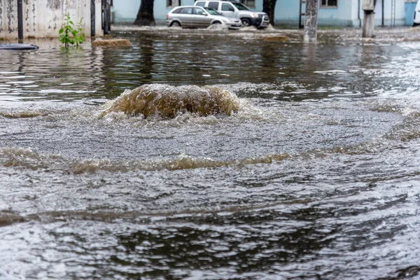 Inundações Após Fortes Chuvas Cidade Esgoto Abriu Asfalto Explodiu Fonte — Fotografia de Stock