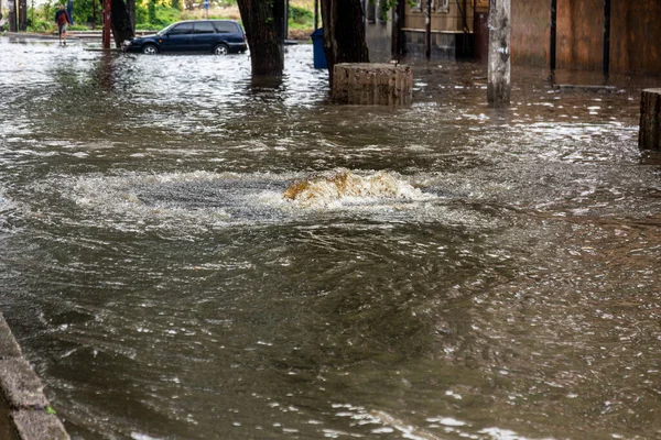 Översvämningar Efter Kraftiga Regn Staden Avloppsvatten Bröt Upp Asfalt Och — Stockfoto