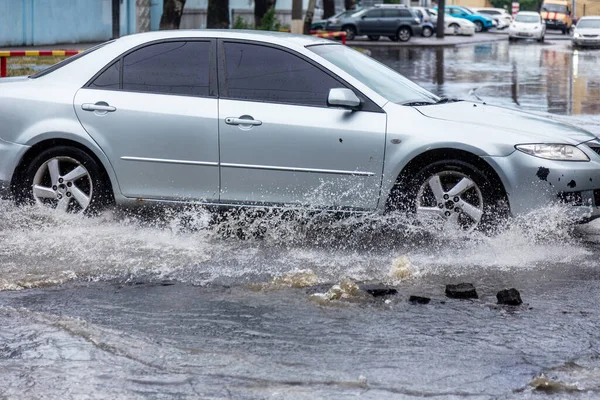 Carro Riving Estrada Inundada Durante Inundação Causada Por Chuvas Torrenciais — Fotografia de Stock