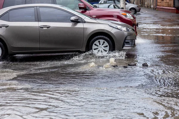 Özönvíz Sújtotta Utakon Száguldó Autó Zuhogó Esőzések Által Okozott Árvíz — Stock Fotó