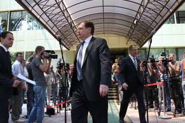 Odessa, Ukrayna - 6 Nisan 2011: Dışişleri Bakanı Sergey Lavrov, resmi ziyaret. Eternal Flame 'e çiçek bırakmak, basın toplantısı. Ukrayna Dışişleri Bakanı Konstantin Gryshchenko