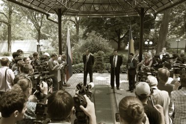 Odessa, Ukrayna - 6 Nisan 2011: Dışişleri Bakanı Sergey Lavrov, resmi ziyaret. Eternal Flame 'e çiçek bırakmak, basın toplantısı. Ukrayna Dışişleri Bakanı Konstantin Gryshchenko