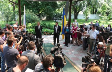 Odessa, Ukrayna - 6 Nisan 2011: Dışişleri Bakanı Sergey Lavrov, resmi ziyaret. Eternal Flame 'e çiçek bırakmak, basın toplantısı. Ukrayna Dışişleri Bakanı Konstantin Gryshchenko