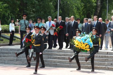 Odessa, Ukrayna - 6 Nisan 2011: Dışişleri Bakanı Sergey Lavrov, resmi ziyaret. Eternal Flame 'e çiçek bırakmak, basın toplantısı. Ukrayna Dışişleri Bakanı Konstantin Gryshchenko