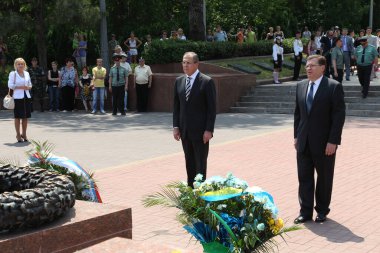 Odessa, Ukrayna - 6 Nisan 2011: Dışişleri Bakanı Sergey Lavrov, resmi ziyaret. Eternal Flame 'e çiçek bırakmak, basın toplantısı. Ukrayna Dışişleri Bakanı Konstantin Gryshchenko