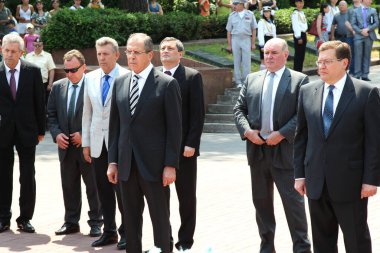 Odessa, Ukrayna - 6 Nisan 2011: Dışişleri Bakanı Sergey Lavrov, resmi ziyaret. Eternal Flame 'e çiçek bırakmak, basın toplantısı. Ukrayna Dışişleri Bakanı Konstantin Gryshchenko