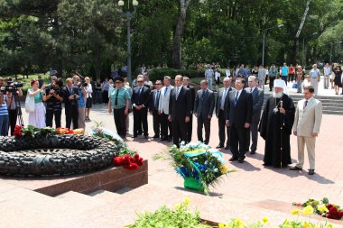 Odessa, Ukrayna - 6 Nisan 2011: Dışişleri Bakanı Sergey Lavrov, resmi ziyaret. Eternal Flame 'e çiçek bırakmak, basın toplantısı. Ukrayna Dışişleri Bakanı Konstantin Gryshchenko