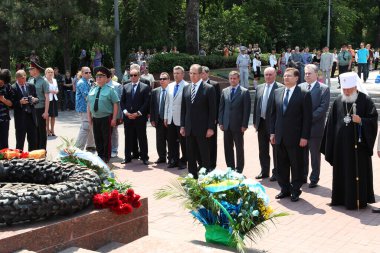 Odessa, Ukrayna - 6 Nisan 2011: Dışişleri Bakanı Sergey Lavrov, resmi ziyaret. Eternal Flame 'e çiçek bırakmak, basın toplantısı. Ukrayna Dışişleri Bakanı Konstantin Gryshchenko