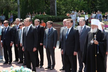 Odessa, Ukrayna - 6 Nisan 2011: Dışişleri Bakanı Sergey Lavrov, resmi ziyaret. Eternal Flame 'e çiçek bırakmak, basın toplantısı. Ukrayna Dışişleri Bakanı Konstantin Gryshchenko