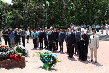 Odessa, Ukrayna - 6 Nisan 2011: Dışişleri Bakanı Sergey Lavrov, resmi ziyaret. Eternal Flame 'e çiçek bırakmak, basın toplantısı. Ukrayna Dışişleri Bakanı Konstantin Gryshchenko