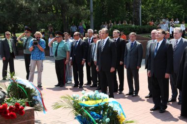 Odessa, Ukrayna - 6 Nisan 2011: Dışişleri Bakanı Sergey Lavrov, resmi ziyaret. Eternal Flame 'e çiçek bırakmak, basın toplantısı. Ukrayna Dışişleri Bakanı Konstantin Gryshchenko
