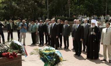 Odessa, Ukrayna - 6 Nisan 2011: Dışişleri Bakanı Sergey Lavrov, resmi ziyaret. Eternal Flame 'e çiçek bırakmak, basın toplantısı. Ukrayna Dışişleri Bakanı Konstantin Gryshchenko