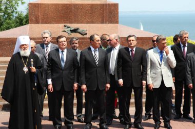 Odessa, Ukrayna - 6 Nisan 2011: Dışişleri Bakanı Sergey Lavrov, resmi ziyaret. Eternal Flame 'e çiçek bırakmak, basın toplantısı. Ukrayna Dışişleri Bakanı Konstantin Gryshchenko