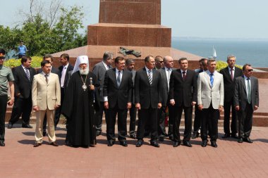 Odessa, Ukrayna - 6 Nisan 2011: Dışişleri Bakanı Sergey Lavrov, resmi ziyaret. Eternal Flame 'e çiçek bırakmak, basın toplantısı. Ukrayna Dışişleri Bakanı Konstantin Gryshchenko
