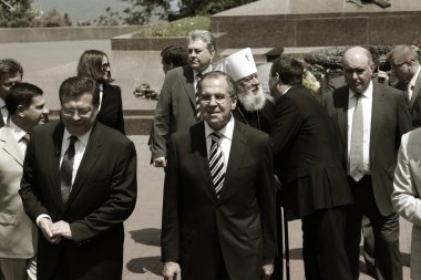 Odessa, Ukrayna - 6 Nisan 2011: Dışişleri Bakanı Sergey Lavrov, resmi ziyaret. Eternal Flame 'e çiçek bırakmak, basın toplantısı. Ukrayna Dışişleri Bakanı Konstantin Gryshchenko