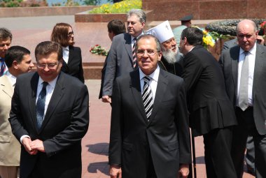 Odessa, Ukrayna - 6 Nisan 2011: Dışişleri Bakanı Sergey Lavrov, resmi ziyaret. Eternal Flame 'e çiçek bırakmak, basın toplantısı. Ukrayna Dışişleri Bakanı Konstantin Gryshchenko