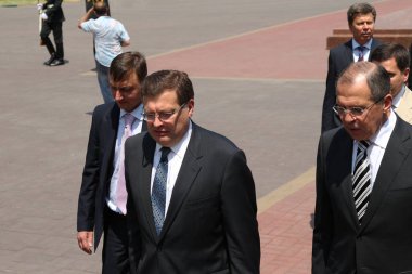 Odessa, Ukrayna - 6 Nisan 2011: Dışişleri Bakanı Sergey Lavrov, resmi ziyaret. Eternal Flame 'e çiçek bırakmak, basın toplantısı. Ukrayna Dışişleri Bakanı Konstantin Gryshchenko
