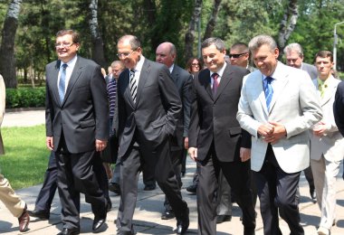 Odessa, Ukrayna - 6 Nisan 2011: Dışişleri Bakanı Sergey Lavrov, resmi ziyaret. Eternal Flame 'e çiçek bırakmak, basın toplantısı. Ukrayna Dışişleri Bakanı Konstantin Gryshchenko