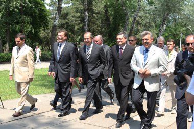 Odessa, Ukrayna - 6 Nisan 2011: Dışişleri Bakanı Sergey Lavrov, resmi ziyaret. Eternal Flame 'e çiçek bırakmak, basın toplantısı. Ukrayna Dışişleri Bakanı Konstantin Gryshchenko