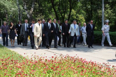 Odessa, Ukrayna - 6 Nisan 2011: Dışişleri Bakanı Sergey Lavrov, resmi ziyaret. Eternal Flame 'e çiçek bırakmak, basın toplantısı. Ukrayna Dışişleri Bakanı Konstantin Gryshchenko