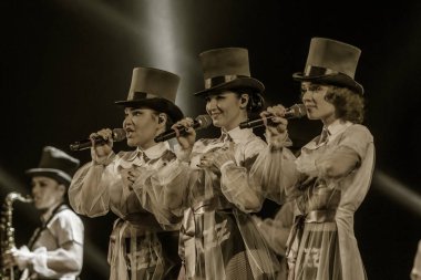 ODESSA, UKRAINE - 17 Mart 2019: Bright Music Show FREEDOM JAZZ. Parlak bir müzikal caz gösterisinde sahnede güzel bir kadın caz grubu. Erotik bir müzikal performansıyla sahnede seksi kadın müzisyenler.