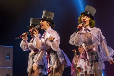 ODESSA, UKRAINE - 17 Mart 2019: Bright Music Show FREEDOM JAZZ. Parlak bir müzikal caz gösterisinde sahnede güzel bir kadın caz grubu. Erotik bir müzikal performansıyla sahnede seksi kadın müzisyenler.