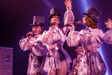 ODESSA, UKRAINE - 17 Mart 2019: Bright Music Show FREEDOM JAZZ. Parlak bir müzikal caz gösterisinde sahnede güzel bir kadın caz grubu. Erotik bir müzikal performansıyla sahnede seksi kadın müzisyenler.