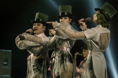 ODESSA, UKRAINE - 17 Mart 2019: Bright Music Show FREEDOM JAZZ. Parlak bir müzikal caz gösterisinde sahnede güzel bir kadın caz grubu. Erotik bir müzikal performansıyla sahnede seksi kadın müzisyenler.