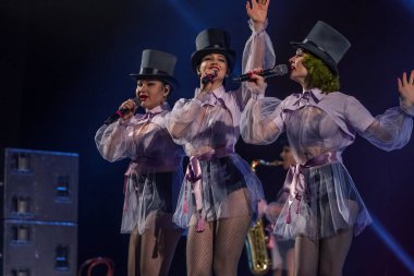 ODESSA, UKRAINE - 17 Mart 2019: Bright Music Show FREEDOM JAZZ. Parlak bir müzikal caz gösterisinde sahnede güzel bir kadın caz grubu. Erotik bir müzikal performansıyla sahnede seksi kadın müzisyenler.