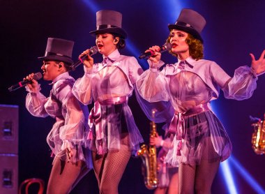 ODESSA, UKRAINE - 17 Mart 2019: Bright Music Show FREEDOM JAZZ. Parlak bir müzikal caz gösterisinde sahnede güzel bir kadın caz grubu. Erotik bir müzikal performansıyla sahnede seksi kadın müzisyenler.