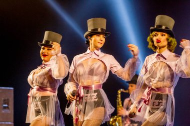 ODESSA, UKRAINE - 17 Mart 2019: Bright Music Show FREEDOM JAZZ. Parlak bir müzikal caz gösterisinde sahnede güzel bir kadın caz grubu. Erotik bir müzikal performansıyla sahnede seksi kadın müzisyenler.
