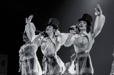 ODESSA, UKRAINE - 17 Mart 2019: Bright Music Show FREEDOM JAZZ. Parlak bir müzikal caz gösterisinde sahnede güzel bir kadın caz grubu. Erotik bir müzikal performansıyla sahnede seksi kadın müzisyenler.