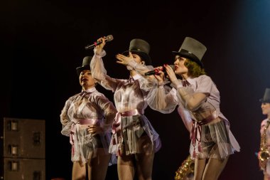 ODESSA, UKRAINE - 17 Mart 2019: Bright Music Show FREEDOM JAZZ. Parlak bir müzikal caz gösterisinde sahnede güzel bir kadın caz grubu. Erotik bir müzikal performansıyla sahnede seksi kadın müzisyenler.