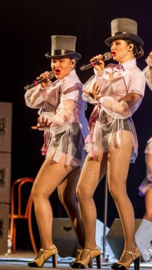 ODESSA, UKRAINE - 17 Mart 2019: Bright Music Show FREEDOM JAZZ. Parlak bir müzikal caz gösterisinde sahnede güzel bir kadın caz grubu. Erotik bir müzikal performansıyla sahnede seksi kadın müzisyenler.