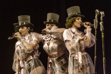 ODESSA, UKRAINE - 17 Mart 2019: Bright Music Show FREEDOM JAZZ. Parlak bir müzikal caz gösterisinde sahnede güzel bir kadın caz grubu. Erotik bir müzikal performansıyla sahnede seksi kadın müzisyenler.