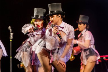 ODESSA, UKRAINE - 17 Mart 2019: Bright Music Show FREEDOM JAZZ. Parlak bir müzikal caz gösterisinde sahnede güzel bir kadın caz grubu. Erotik bir müzikal performansıyla sahnede seksi kadın müzisyenler.