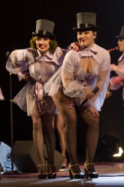 ODESSA, UKRAINE - 17 Mart 2019: Bright Music Show FREEDOM JAZZ. Parlak bir müzikal caz gösterisinde sahnede güzel bir kadın caz grubu. Erotik bir müzikal performansıyla sahnede seksi kadın müzisyenler.