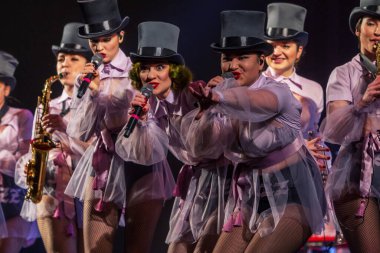 ODESSA, UKRAINE - 17 Mart 2019: Bright Music Show FREEDOM JAZZ. Parlak bir müzikal caz gösterisinde sahnede güzel bir kadın caz grubu. Erotik bir müzikal performansıyla sahnede seksi kadın müzisyenler.