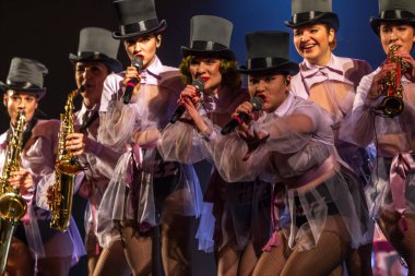 ODESSA, UKRAINE - 17 Mart 2019: Bright Music Show FREEDOM JAZZ. Parlak bir müzikal caz gösterisinde sahnede güzel bir kadın caz grubu. Erotik bir müzikal performansıyla sahnede seksi kadın müzisyenler.