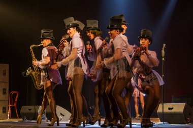 ODESSA, UKRAINE - 17 Mart 2019: Bright Music Show FREEDOM JAZZ. Parlak bir müzikal caz gösterisinde sahnede güzel bir kadın caz grubu. Erotik bir müzikal performansıyla sahnede seksi kadın müzisyenler.