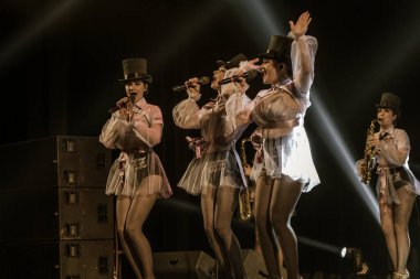 ODESSA, UKRAINE - 17 Mart 2019: Bright Music Show FREEDOM JAZZ. Parlak bir müzikal caz gösterisinde sahnede güzel bir kadın caz grubu. Erotik bir müzikal performansıyla sahnede seksi kadın müzisyenler.
