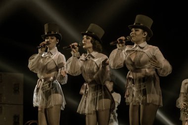 ODESSA, UKRAINE - 17 Mart 2019: Bright Music Show FREEDOM JAZZ. Parlak bir müzikal caz gösterisinde sahnede güzel bir kadın caz grubu. Erotik bir müzikal performansıyla sahnede seksi kadın müzisyenler.
