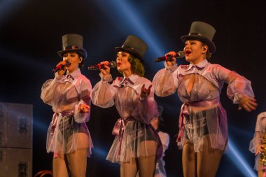 ODESSA, UKRAINE - 17 Mart 2019: Bright Music Show FREEDOM JAZZ. Parlak bir müzikal caz gösterisinde sahnede güzel bir kadın caz grubu. Erotik bir müzikal performansıyla sahnede seksi kadın müzisyenler.