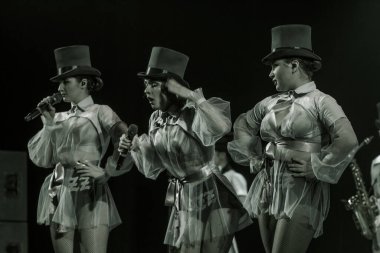 ODESSA, UKRAINE - 17 Mart 2019: Bright Music Show FREEDOM JAZZ. Parlak bir müzikal caz gösterisinde sahnede güzel bir kadın caz grubu. Erotik bir müzikal performansıyla sahnede seksi kadın müzisyenler.