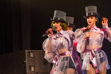 ODESSA, UKRAINE - 17 Mart 2019: Bright Music Show FREEDOM JAZZ. Parlak bir müzikal caz gösterisinde sahnede güzel bir kadın caz grubu. Erotik bir müzikal performansıyla sahnede seksi kadın müzisyenler.