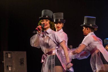 ODESSA, UKRAINE - 17 Mart 2019: Bright Music Show FREEDOM JAZZ. Parlak bir müzikal caz gösterisinde sahnede güzel bir kadın caz grubu. Erotik bir müzikal performansıyla sahnede seksi kadın müzisyenler.