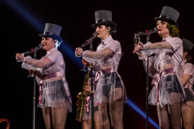 ODESSA, UKRAINE - 17 Mart 2019: Bright Music Show FREEDOM JAZZ. Parlak bir müzikal caz gösterisinde sahnede güzel bir kadın caz grubu. Erotik bir müzikal performansıyla sahnede seksi kadın müzisyenler.