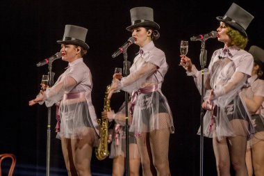 ODESSA, UKRAINE - 17 Mart 2019: Bright Music Show FREEDOM JAZZ. Parlak bir müzikal caz gösterisinde sahnede güzel bir kadın caz grubu. Erotik bir müzikal performansıyla sahnede seksi kadın müzisyenler.