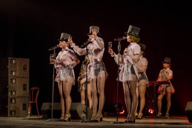 ODESSA, UKRAINE - 17 Mart 2019: Bright Music Show FREEDOM JAZZ. Parlak bir müzikal caz gösterisinde sahnede güzel bir kadın caz grubu. Erotik bir müzikal performansıyla sahnede seksi kadın müzisyenler.