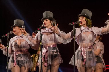 ODESSA, UKRAINE - 17 Mart 2019: Bright Music Show FREEDOM JAZZ. Parlak bir müzikal caz gösterisinde sahnede güzel bir kadın caz grubu. Erotik bir müzikal performansıyla sahnede seksi kadın müzisyenler.